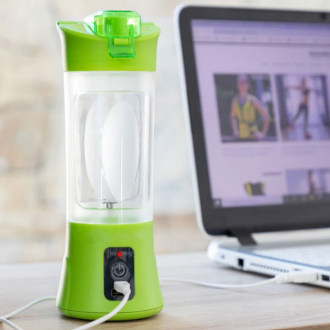 Hordozható turmixgép töltés közben, laptopról USB-n