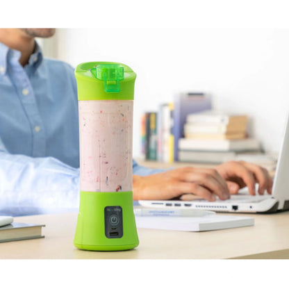 Hordozható turmixgép smoothie-val az irodában